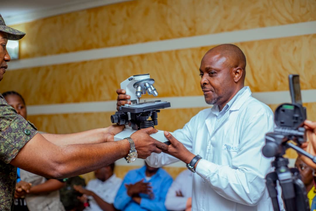 Photo 3 — Équipements médicaux pour la Clinique Présidentielle de l'Union Africaine